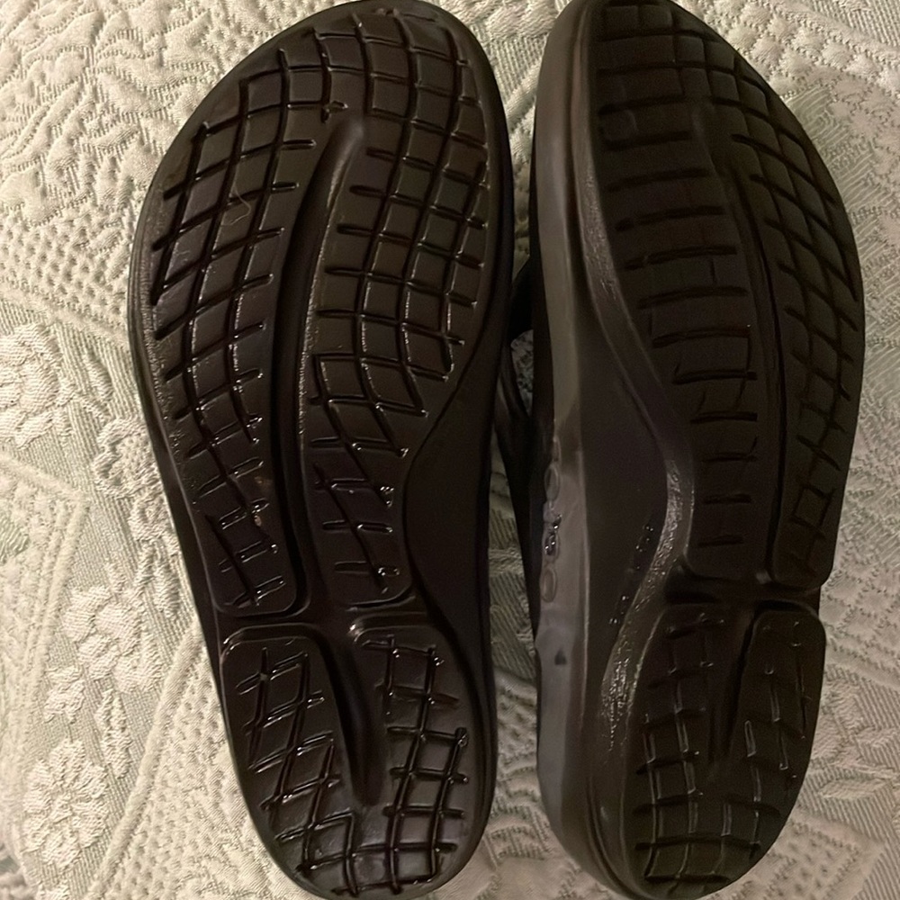 OOFO’S   flip flop size 6W woman’s silver slate grey - Picture 3 of 12